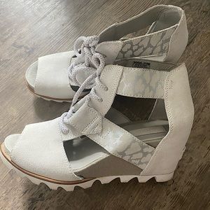 Womens Sorel white and silver leopard wedge.